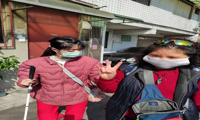 志工帶領視障朋友外出