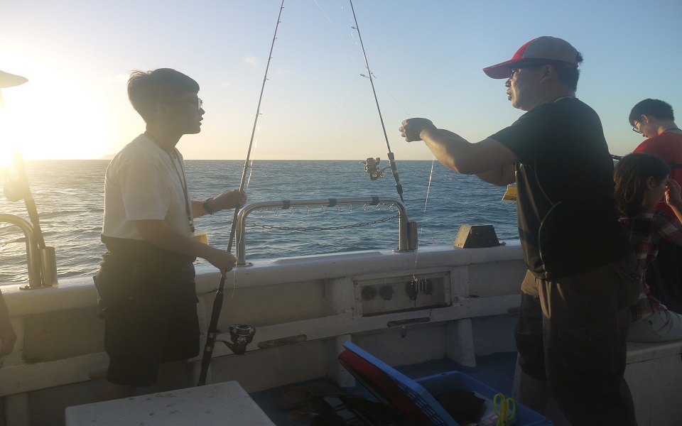 出海海釣，教練教導視障者釣魚