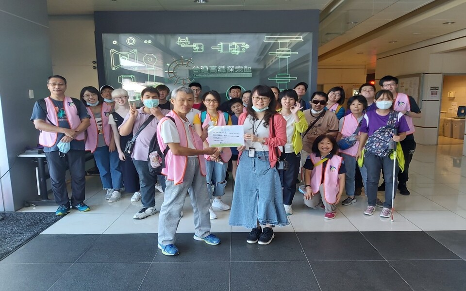 視障青少年與台灣高鐵探索館合照
