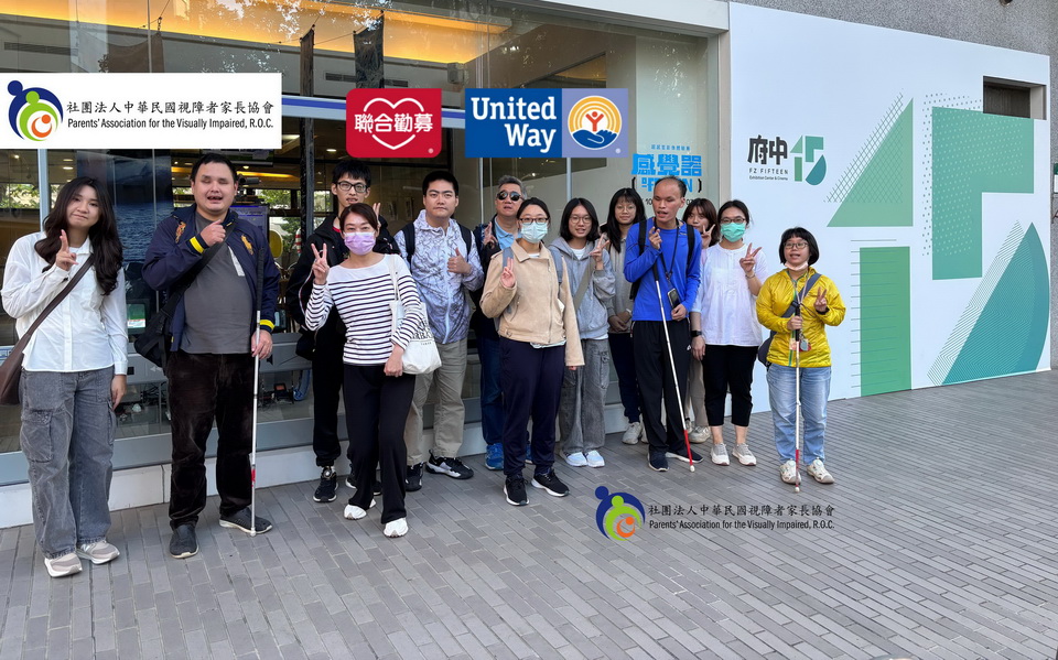 剛欣賞完精彩的《無間道》，在府中15門口拍大合照留念