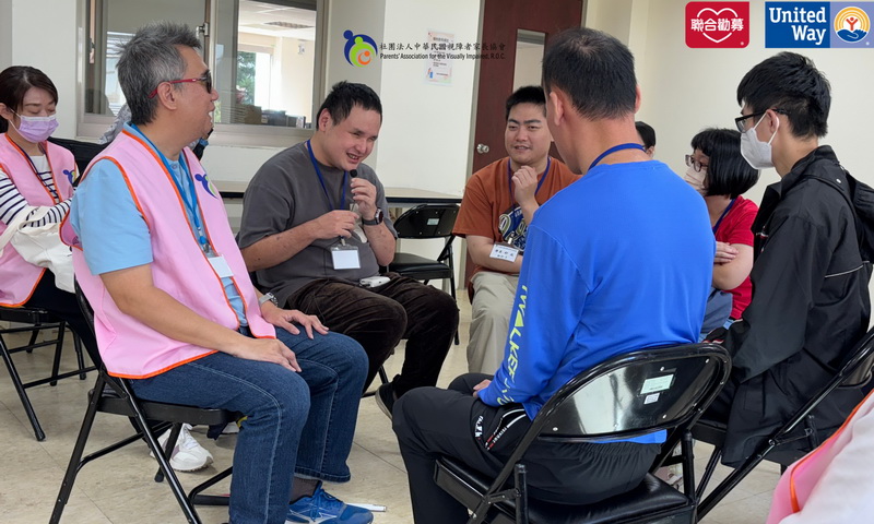 溫馨的團體，大家圍成一個圈，開心回顧今年的趣事